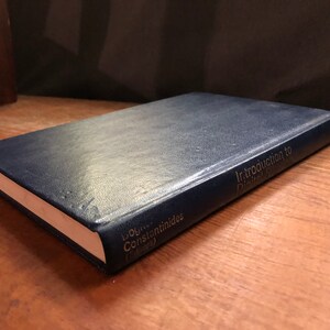 Op de afbeelding: Een donkerblauw hardback boek getiteld "Introduction to Digital Filtering" door D.G. Constantinides.