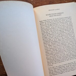 K&ouml;nnte beinhalten: Eine Nahaufnahme eines Buches mit dem Titel "Ralph Waldo Emerson Selected Essays" von Penguin Classics. Der Buchumschlag ist wei&szlig; mit schwarzem Text und einem kleinen Bild eines M&auml;nnergesichts in der oberen rechten Ecke.