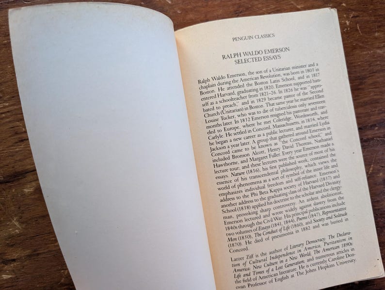 K&ouml;nnte beinhalten: Eine Nahaufnahme eines Buches mit dem Titel "Ralph Waldo Emerson Selected Essays" von Penguin Classics. Der Buchumschlag ist wei&szlig; mit schwarzem Text und einem kleinen Bild eines M&auml;nnergesichts in der oberen rechten Ecke.