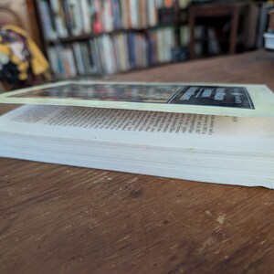 K&ouml;nnte beinhalten: Ein geschlossenes wei&szlig;es Hardcover-Buch mit einem gr&uuml;n-wei&szlig;en Einband. Der Einband tr&auml;gt den Text "The History of the English Church and People".