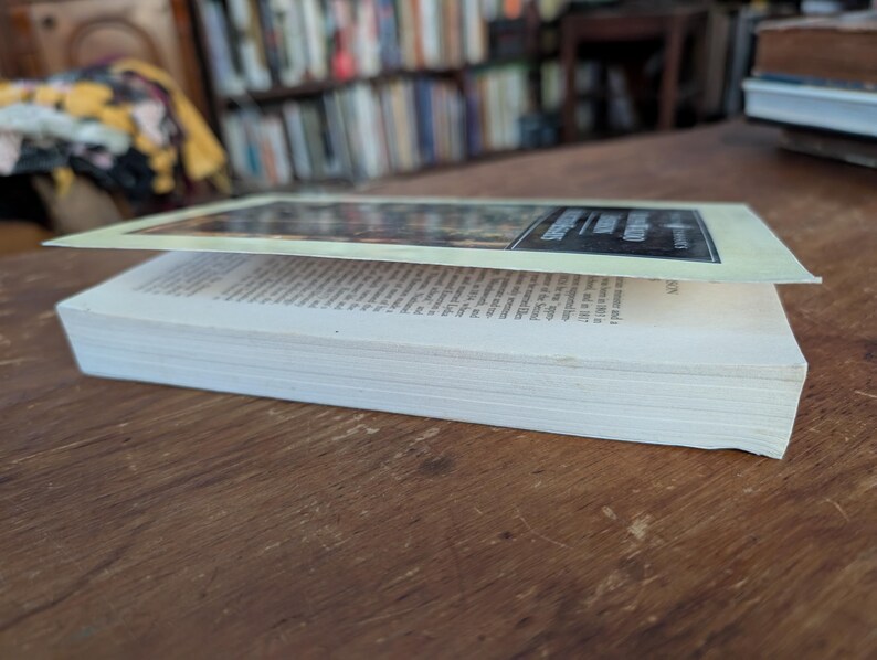 K&ouml;nnte beinhalten: Ein geschlossenes wei&szlig;es Hardcover-Buch mit einem gr&uuml;n-wei&szlig;en Einband. Der Einband tr&auml;gt den Text "The History of the English Church and People".