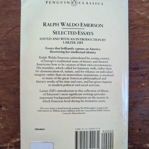 K&ouml;nnte beinhalten: Ein Penguin Classics Taschenbuchcover mit wei&szlig;em Hintergrund und schwarzem Text. Der Titel lautet "Ralph Waldo Emerson Selected Essays" mit dem Untertitel "Herausgegeben und mit einer Einleitung von Larzer Ziff". Das Buchcover enth&auml;lt au&szlig;erdem ein Zitat &uuml;ber Emersons Werk und ein Detail aus einem Gem&auml;lde.