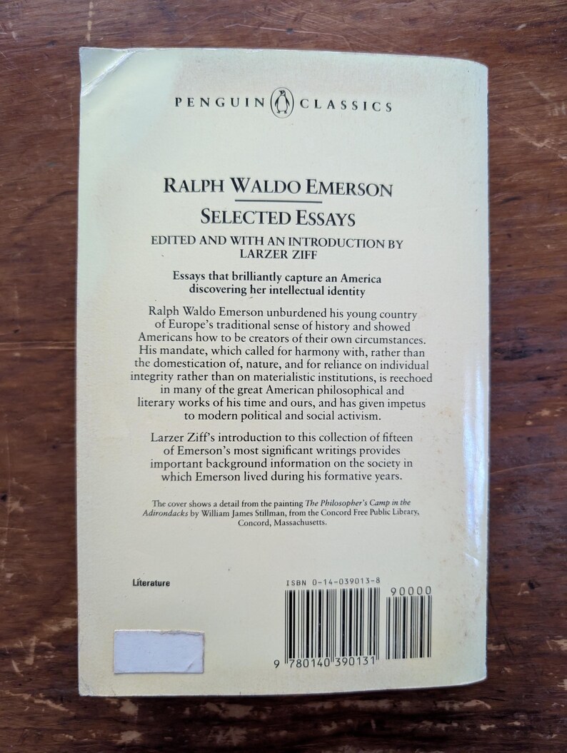 K&ouml;nnte beinhalten: Ein Penguin Classics Taschenbuchcover mit wei&szlig;em Hintergrund und schwarzem Text. Der Titel lautet "Ralph Waldo Emerson Selected Essays" mit dem Untertitel "Herausgegeben und mit einer Einleitung von Larzer Ziff". Das Buchcover enth&auml;lt au&szlig;erdem ein Zitat &uuml;ber Emersons Werk und ein Detail aus einem Gem&auml;lde.