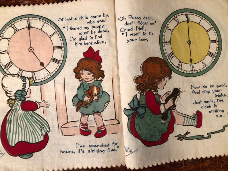 Puede incluir: Una ilustraci&oacute;n vintage de un libro infantil con dos ni&ntilde;as y sus mascotas. Las ni&ntilde;as visten vestidos rojos y verdes y sostienen un cachorro y un gatito. La ilustraci&oacute;n incluye dos relojes, uno con una esfera amarilla y el otro con una esfera blanca. El texto de la imagen dice: "At last a child came by, who said "I feared my puppy must be dead, I'm glad to find him here alive." Oh Pussy dear, don't fidget so" Cried Nell, "I want to tie your bow, I've searched for hours, it's striking five. Now do be good, And stop your Tricks, Just hark, the clock is striking six."