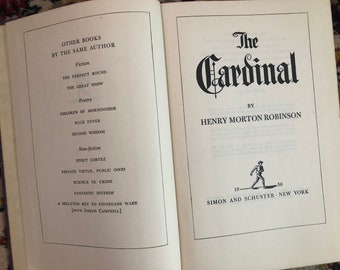 Könnte beinhalten: Ein Buchcover mit dem Titel "The Cardinal" von Henry Morton Robinson. Das Cover zeigt eine Schwarzweißillustration einer Person, die geht.