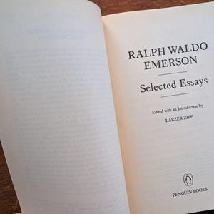 K&ouml;nnte beinhalten: Ein Buch mit dem Titel "Selected Essays" von Ralph Waldo Emerson, herausgegeben mit einer Einleitung von Larzer Ziff. Das Buch wird von Penguin Books ver&ouml;ffentlicht.