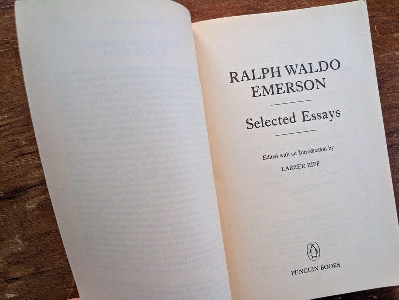 K&ouml;nnte beinhalten: Ein Buch mit dem Titel "Selected Essays" von Ralph Waldo Emerson, herausgegeben mit einer Einleitung von Larzer Ziff. Das Buch wird von Penguin Books ver&ouml;ffentlicht.