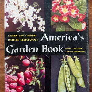 Może przedstawiać: Vintage egzemplarz książki "America's Garden Book" autorstwa Jamesa i Louise Bush-Brown. Okładka zawiera zdjęcia białych kwiatów, czerwonych i żółtych kwiatów, czerwonych śliwek i zielonych strąków grochu. Tytuł jest w dużych białych literach na czarnym tle.