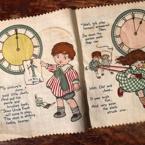 Puede incluir: Un libro abierto con ilustraciones de ni&ntilde;os jugando y un reloj. El texto en la p&aacute;gina dice "Bueno, juguemos a los caballos", respondi&oacute; Nan, As&iacute; que bajaron por el camino del jard&iacute;n y corrieron" y "Mi dibujo est&aacute; hecho", dijo el peque&ntilde;o Jack, Y guard&oacute; sus pinturas y pinceles, "Pronto vendr&aacute; el t&iacute;o Frank a jugar, El reloj est&aacute; dando las doce, &iexcl;hurra!" Con Dot y Jane. Fue tan divertido. Y muy pronto el reloj dio la una.
