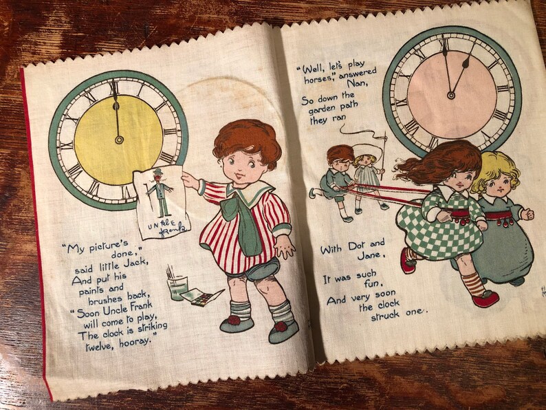 Puede incluir: Un libro abierto con ilustraciones de ni&ntilde;os jugando y un reloj. El texto en la p&aacute;gina dice "Bueno, juguemos a los caballos", respondi&oacute; Nan, As&iacute; que bajaron por el camino del jard&iacute;n y corrieron" y "Mi dibujo est&aacute; hecho", dijo el peque&ntilde;o Jack, Y guard&oacute; sus pinturas y pinceles, "Pronto vendr&aacute; el t&iacute;o Frank a jugar, El reloj est&aacute; dando las doce, &iexcl;hurra!" Con Dot y Jane. Fue tan divertido. Y muy pronto el reloj dio la una.