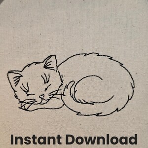 Puede incluir: Un dibujo en blanco y negro de un gato durmiendo enroscado sobre un fondo blanco. El gato tiene los ojos cerrados y la cola enroscada alrededor de su cuerpo. La imagen es simple y elegante, y ser&iacute;a perfecta para una guarder&iacute;a o un dormitorio.