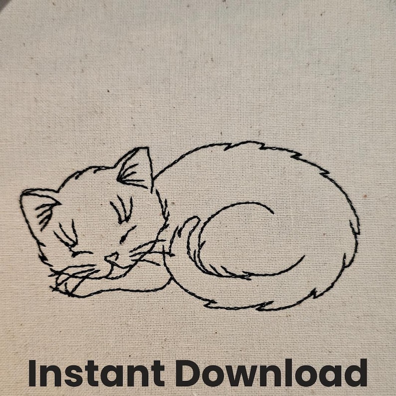 Puede incluir: Un dibujo en blanco y negro de un gato durmiendo enroscado sobre un fondo blanco. El gato tiene los ojos cerrados y la cola enroscada alrededor de su cuerpo. La imagen es simple y elegante, y ser&iacute;a perfecta para una guarder&iacute;a o un dormitorio.