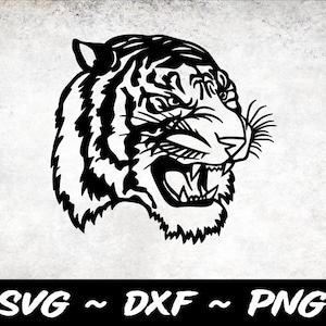 Könnte beinhalten: Eine schwarz-weiße grafische Illustration eines Tigerkopfes im Profil, mit offenem Maul, sichtbaren Zähnen und detaillierter Fellzeichnung. Unter dem Tigerkopf steht der Text SVG ~ DXF ~ PNG in einer fetten, weißen serifenlosen Schrift.