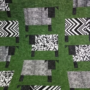 Padrão de colcha de berço ou de parede Funky Cows com caminho de mesa e padrão de jogo americano bônus