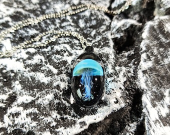 Ciondolo in vetro a forma di medusa, collana a forma di medusa, gioielli a forma di medusa, ciondolo in vetro, gioielli astronomici, gioielli per gli amanti dell'oceano, regali unici, regali per lei