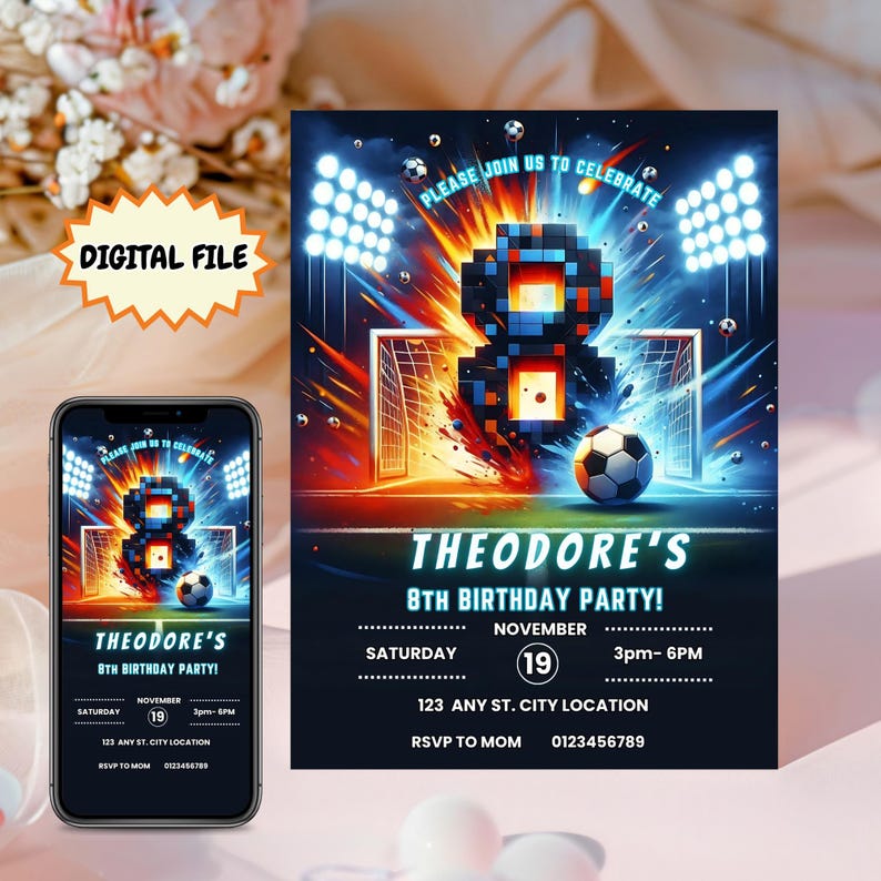 Op de afbeelding: Digitaal bestand van een uitnodiging voor een verjaardagsfeestje met voetbalthema. Het ontwerp toont een gepixelde 8, een voetbal en stadionlichten. De uitnodiging bevat de tekst "Theodore's 8e verjaardagsfeest!" en feestdetails.