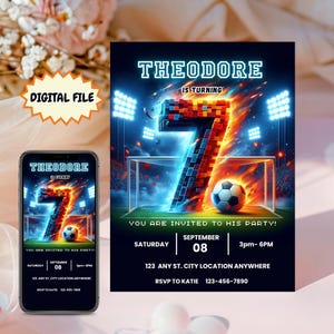 以下が含まれることがあります： サッカーをテーマにした7歳の誕生日パーティーのデジタル招待状。デザインは、サッカーボール、スタジアムライト、名前「セオドア」が付いた大きな数字7が特徴です。パーティーの詳細が含まれています。