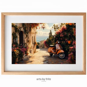 Könnte beinhalten: Ein gerahmter Druck einer malerischen italienischen Straßenszene. Ein orangefarbener Roller steht auf einer Kopfsteinpflasterstraße, umgeben von Gebäuden und leuchtend rosa und orangefarbenen Blumen. Das Kunstwerk ist in einem hellen Holzrahmen gerahmt.