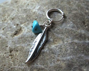 Pendiente de aro para cartílago con dije de pluma y turquesa