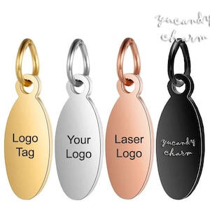 Puede incluir: Cuatro dijes ovalados de metal en dorado, plateado, oro rosa y negro. Los dijes tienen un bucle en la parte superior para sujetarlos a un collar o pulsera. Los dijes están grabados con el texto "Logo Tag", "Your Logo", "Laser Logo" y "yucandy charm".