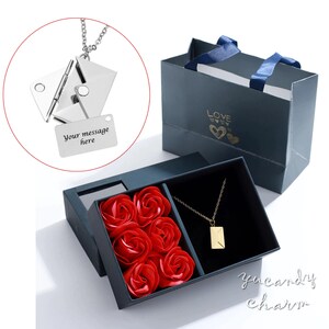 Rose Gift Box Set Grabado personalizado personalizado Carta de amor oculta Mensaje secreto Sobre 3D Collar de medallón Oro Plata Día de San Valentín