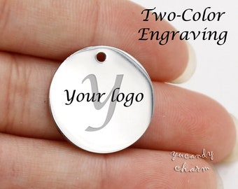 50pcs Logotipo personalizado de dos colores Superposición láser Grabado calidad Espejo Pulido Acero inoxidable Joyería Etiquetas Redondo mini Encantos Oro personalizado