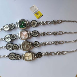 Reloj de pulsera con dijes de plata: elegante reloj de pulsera con cadena, pulsera con dijes y botón - Regalo para ella