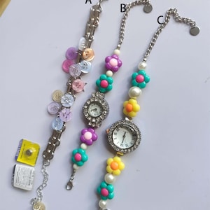 Pulseras con dijes de flores y cuentas de colores: preciosa pulsera de reloj hecha a mano con botones y cadena ajustable.