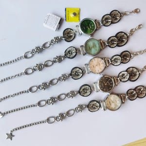 Reloj de pulsera con dijes de plata: elegante reloj de pulsera con cadena, esfera redonda y botones de dijes. Un regalo para ella.