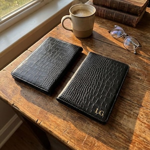Op de afbeelding: Een set van drie keramische mokken met een gespikkelde, matte afwerking. De mokken zijn in crème, lichtbruin en donkerbruin. Elke mok heeft een eenvoudig, minimalistisch ontwerp.