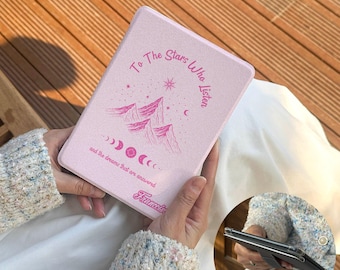 Klare Rückseite Kindle Paperwhite Hülle - To the Stars Who Listen ACOTAR inspirierte Hülle mit Wach/Schlafen & Magnetverschluss, Geschenk für SJM-Buchliebhaber