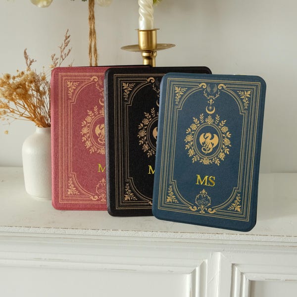 Funda para Kindle personalizada con relieve inspirado en la Cuarta Ala: cubierta de libro con escudo de dragón para amantes de los libros de fantasía, regalo para Kindle con parte trasera magnética transparente.