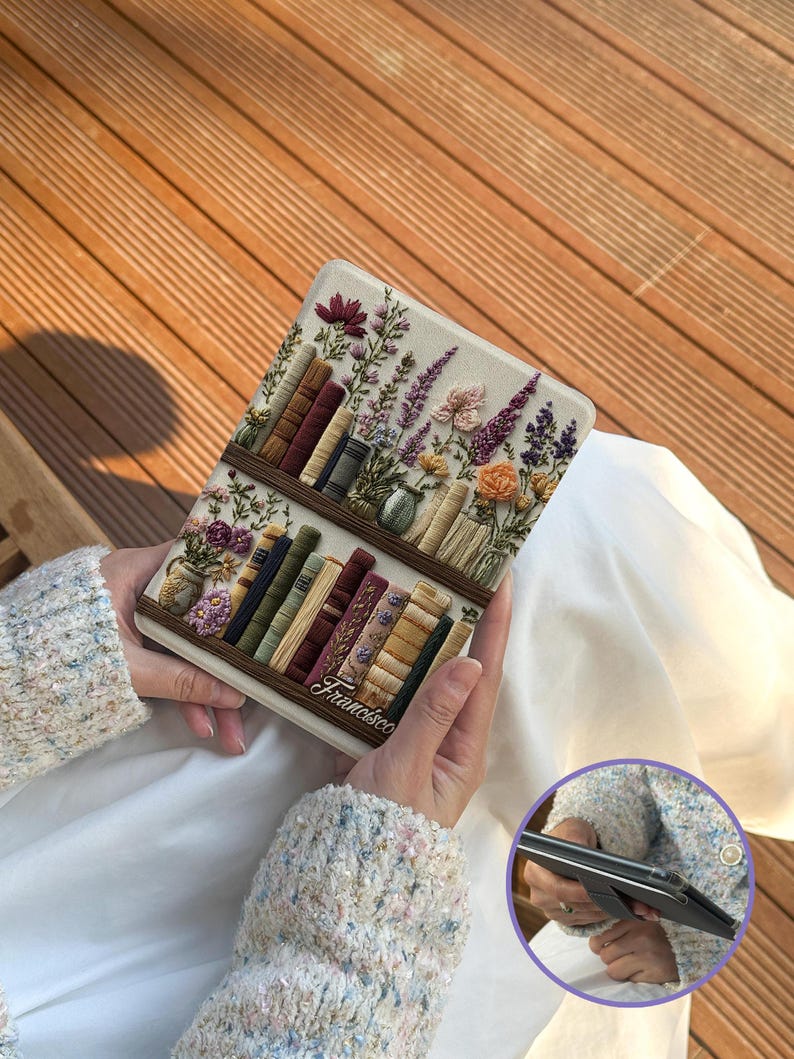 Handheld Embroidered Floral Bookshelf Kindle Case with Strap, Custom Name Personalized E-Reader Cover, Vintage Library Embroidery Protective Case for Kindle Colorsoft/Kobo Libra, Book Lover Gift