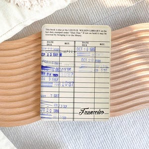 Custodia per Kindle con data di scadenza Retro Library, custodia per Kobo, Paperwhite 12a generazione e Kindle Colorsoft con cinturino da polso, funzione di sospensione automatica, retro magnetico