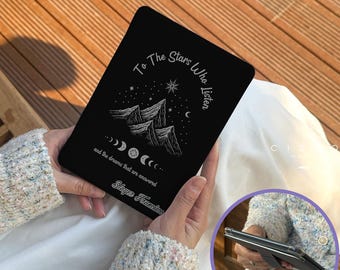 To The Stars Who Listener Kindle Hülle Black Celestial Mountains Design Mond Phasen Zitat Cover Bookish Geschenk für Leser papierweiß mit Ständer