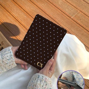 Chokladbrunt Kindle-skal med stjärnmotiv, anpassat initialfodral för Kindle 2024 / Colorsoft / Kobo Libra, present till bokälskare
