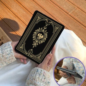 Fourth Wing-Inspired Kindle Case – Dragon Crest Book Cover for Fantasy Lovers Kobo Oasis Cover Gift for Book Lovers Clear Back Magnetic Back