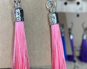 Pendientes largos de borla sedosa • Pendientes llamativos y ligeros • Ganchos de acero inoxidable hipoalergénicos • Elegantes pendientes colgantes hechos a mano