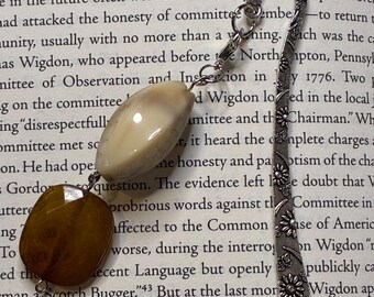 Marcapáginas únicos con forma de horquilla y dijes / Marcapáginas de metal con borlas, conchas y dijes de joyería reciclada / Regalo artesanal para lectores / Amante de los libros estilo boho