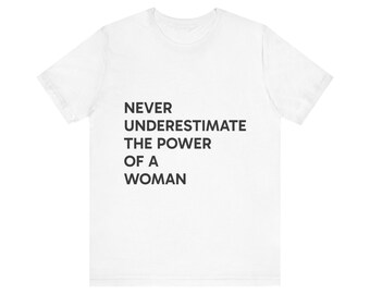 Camiseta "Nunca Subestime o Poder de uma Mulher" | Camiseta com Texto Feminista