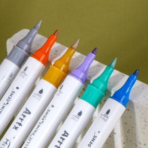 Acrylstiften 18 metallic kleuren | Dubbele tips: penseel en fijne glitterstiften voor steen, hout, stof, plastic, canvas, papier en meer