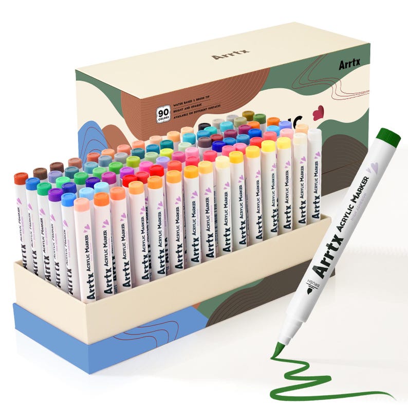 Pode incluir: Um conjunto de 90 marcadores acr&iacute;licos &agrave; base de &aacute;gua em uma variedade de cores. Os marcadores est&atilde;o dispostos em uma caixa e um &uacute;nico marcador verde &eacute; mostrado ao lado da caixa. O marcador tem o texto "Arrtx Acrylic Marker" impresso no lado.