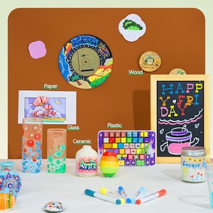 Pode incluir: Um conjunto de marcadores coloridos com uma variedade de superf&iacute;cies para colorir, incluindo vidro, cer&acirc;mica, papel, madeira e pl&aacute;stico. As superf&iacute;cies s&atilde;o decoradas com desenhos e as palavras "Happy Friday".