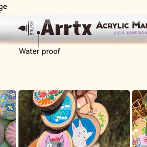 Pode incluir: Um marcador acr&iacute;lico marrom com uma ponta de pincel de 1 a 6 mm. O marcador &eacute; rotulado como "Arrtx Acrylic Marker High Adhesion" e apresenta o texto "Strong Coverage", "Quick Dry", "Water proof" e "Non-Toxic". O marcador &eacute; mostrado sendo usado para pintar pedras, madeira e ovos.