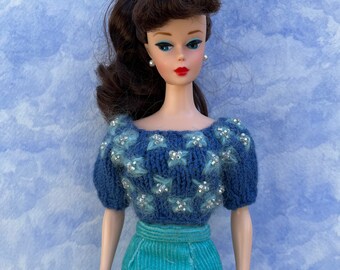 Blusa Barbie de tricô azul com miçangas e bordado