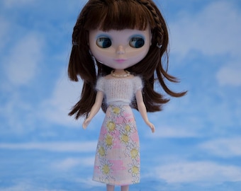 Saia vintage para boneca Blythe e blusa de mohair com colar de pérolas