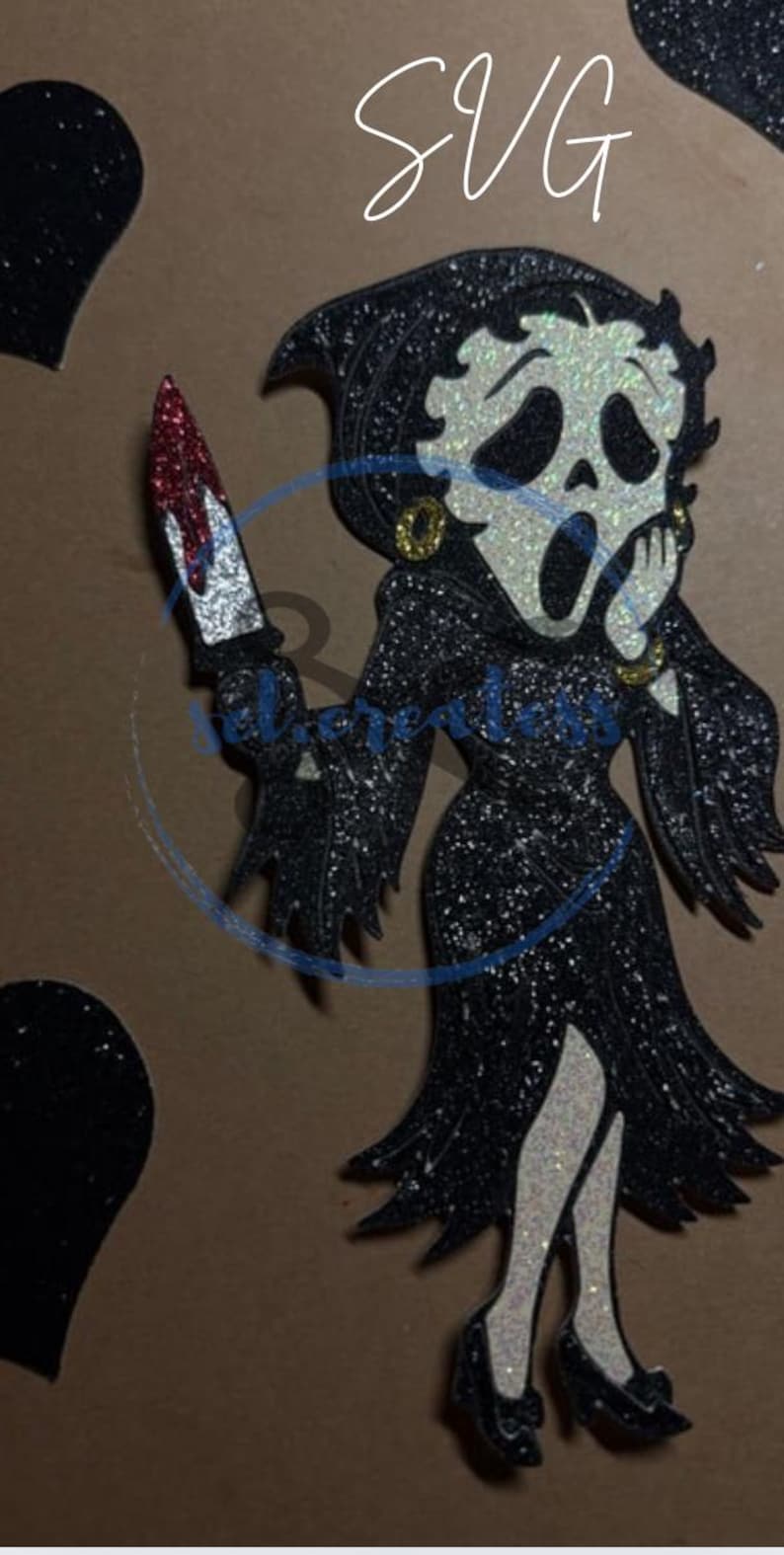 Puede incluir: Un personaje de dibujos animados en blanco y negro brillante con un vestido negro, sosteniendo un cuchillo ensangrentado. El personaje tiene una cara de m&aacute;scara de grito y lleva pendientes dorados. La palabra "SVG" est&aacute; escrita en blanco en la parte superior.