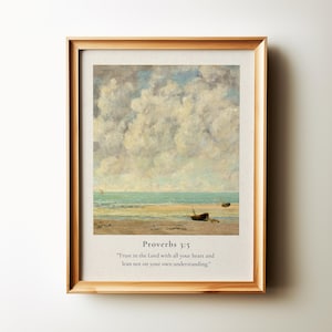 Könnte beinhalten: Ein gerahmter Druck mit einem Gemälde einer Meereslandschaft mit einem bewölkten Himmel und einem Sandstrand. Der Druck enthält den Text "Sprüche 3:5" und das Zitat "Vertraue auf den Herrn von ganzem Herzen und verlass dich nicht auf deinen eigenen Verstand."