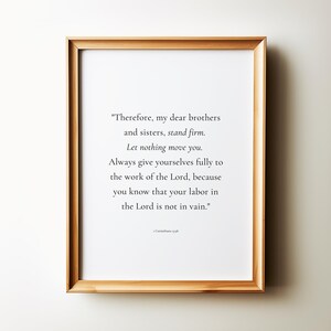 Può includere: Una stampa incorniciata con sfondo bianco e testo nero. Il testo è una citazione dalla Bibbia, 1 Corinzi 15:58. La citazione recita: "Pertanto, miei carissimi fratelli, siate fermi, saldi, abbondando sempre nell'opera del Signore, sapendo che la vostra fatica nel Signore non è vana."