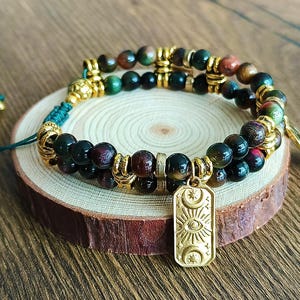 Sacred Hand - Bracciale Spirituale Fatto a Mano - Mano di Hamsa - Tarocchi - Ciondoli - Per Donna - Verde, Marrone, Oro - Due File